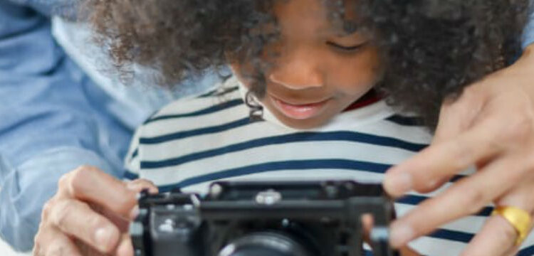 Teaching-little-girl-to-use-big-camera